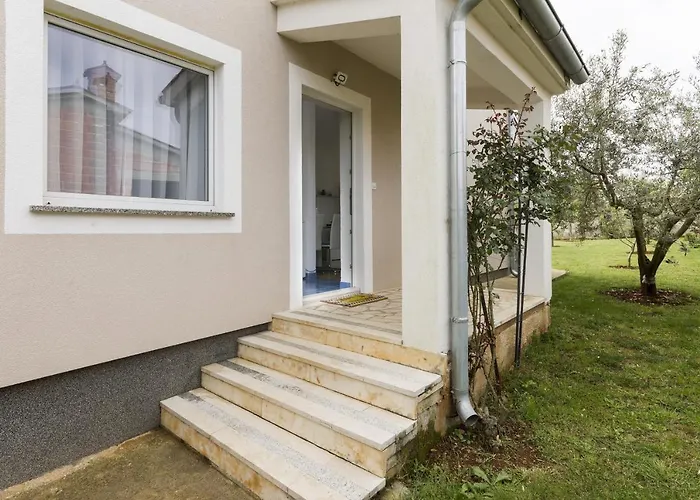 Apartment With A Parking Space Stinjan, - 13776 Pula