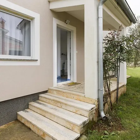 Apartman With A Parking Space Stinjan, - 13776 Pula